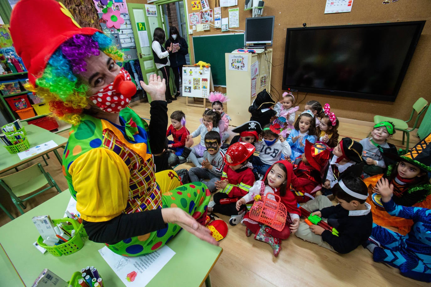 Los alumnos y las alumnas de los colegios de Oviedo han llenado las aulas de color, alegría y disfraces. 