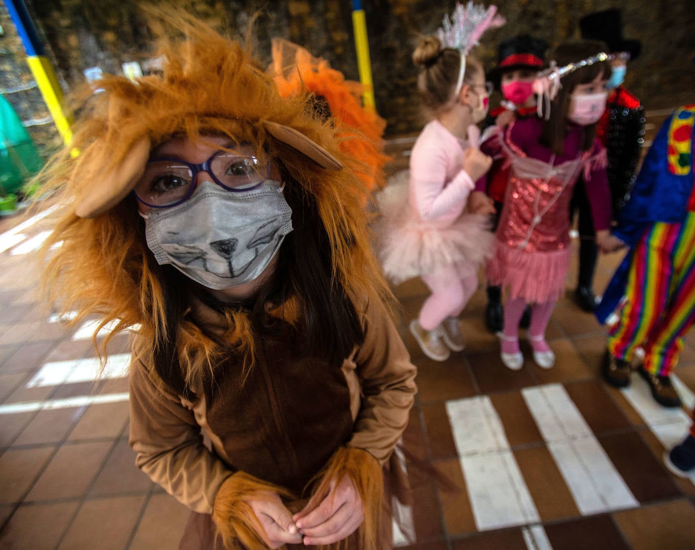 Los alumnos y las alumnas de los colegios de Oviedo han llenado las aulas de color, alegría y disfraces. 