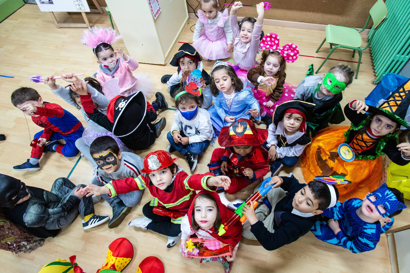 Los alumnos y las alumnas de los colegios de Oviedo han llenado las aulas de color, alegría y disfraces. 