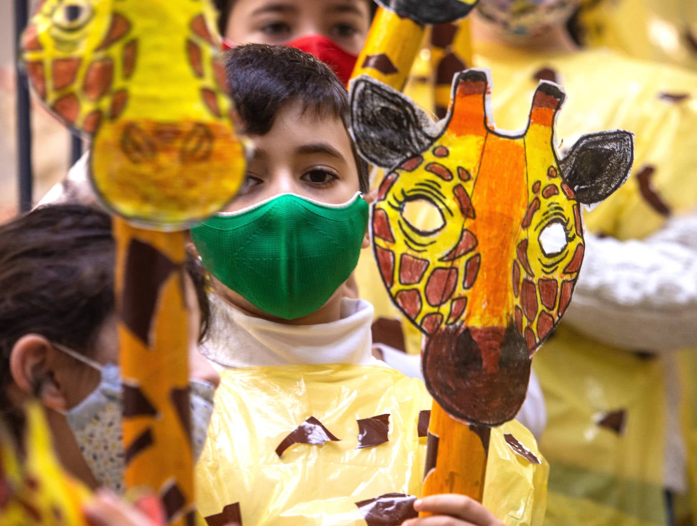 Los alumnos y las alumnas de los colegios de Oviedo han llenado las aulas de color, alegría y disfraces. 