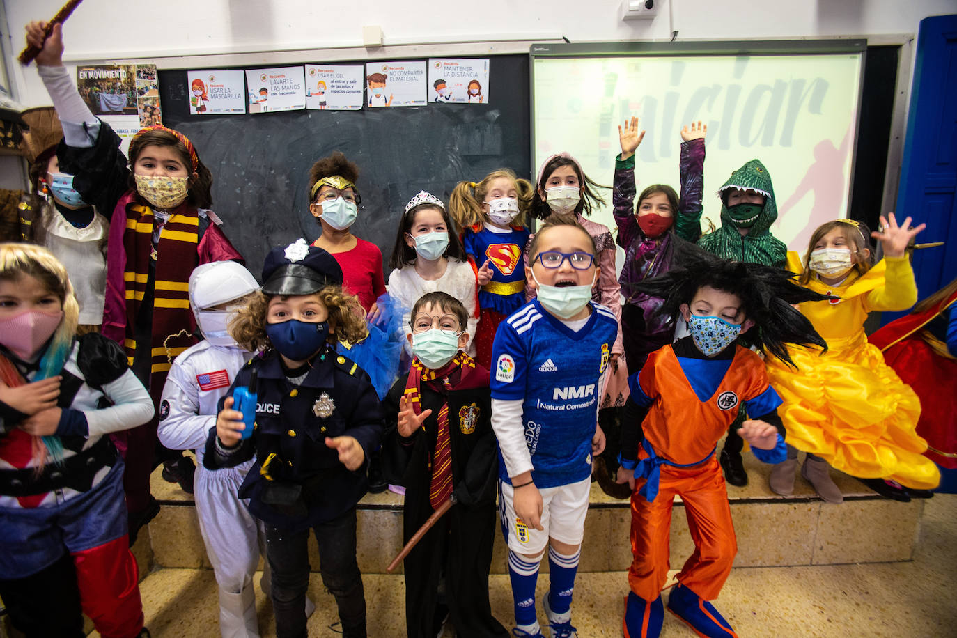 Los alumnos y las alumnas de los colegios de Oviedo han llenado las aulas de color, alegría y disfraces. 