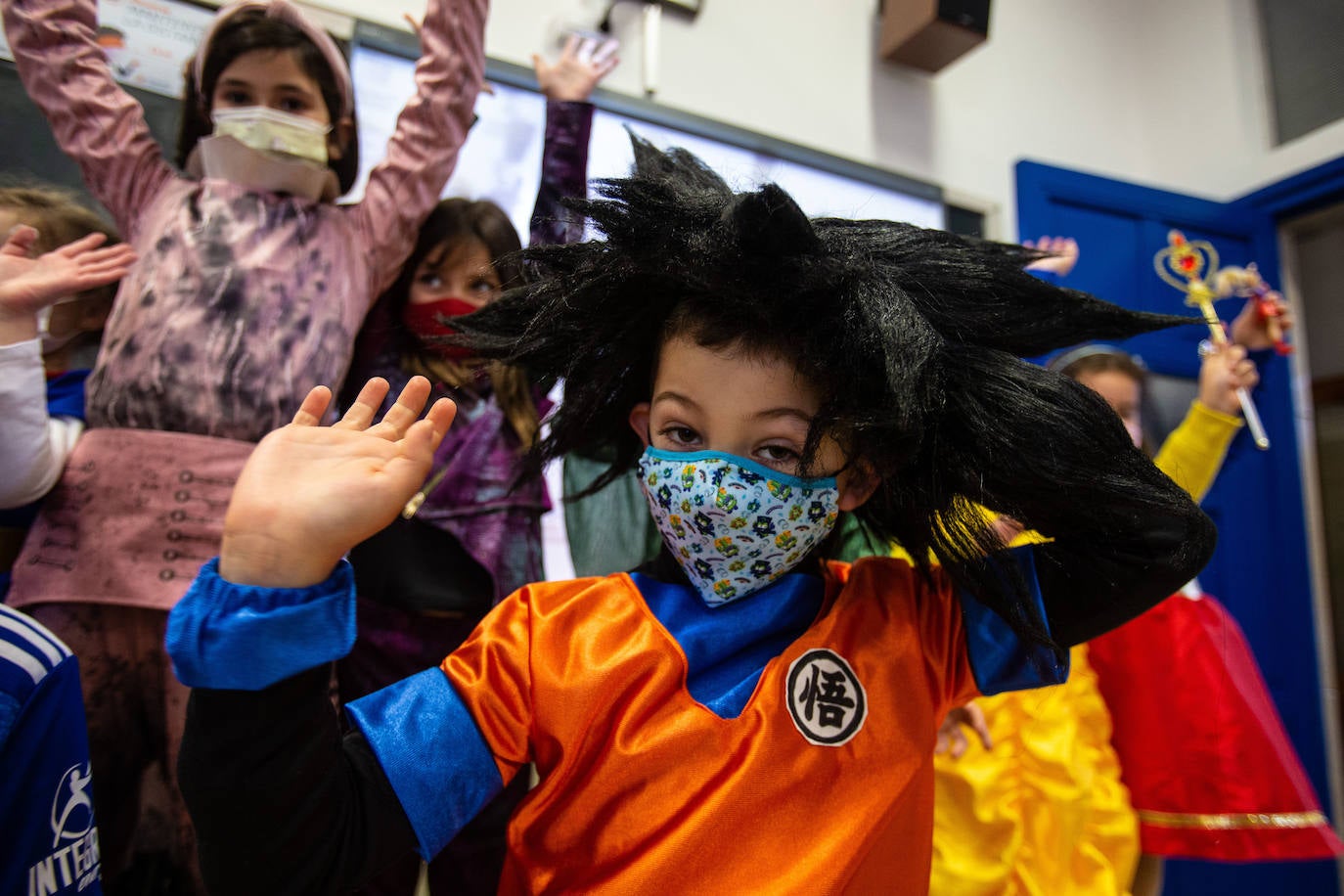 Los alumnos y las alumnas de los colegios de Oviedo han llenado las aulas de color, alegría y disfraces. 