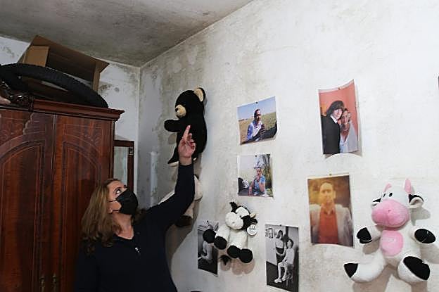 Liliana Sánchez muestra las humedades que tiene una vivienda del bloque 1. 