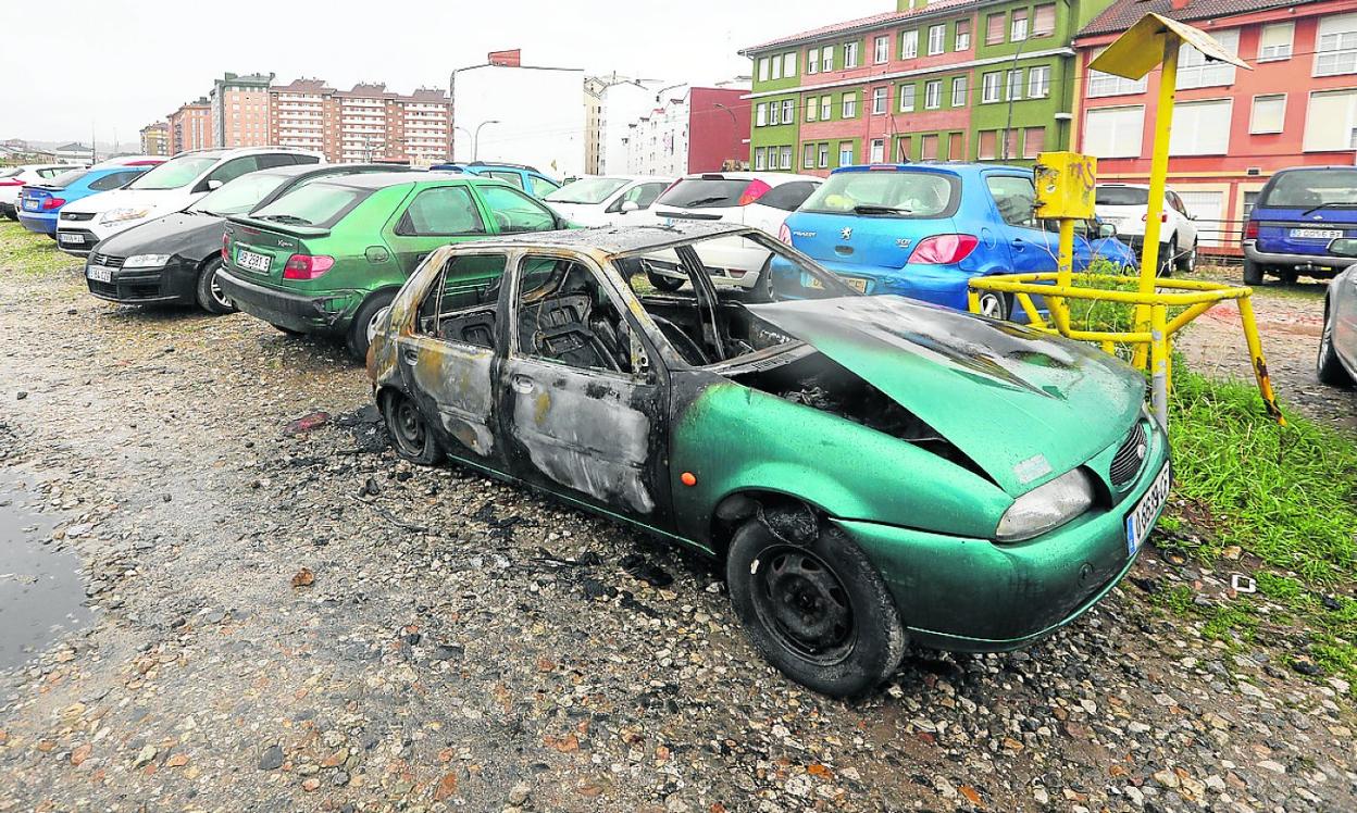 Parte del coche incendiado junto al apeadero de Feve se libró de las llamas. 