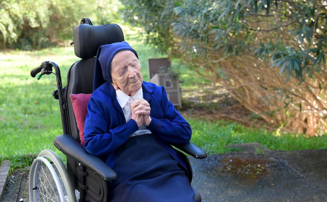 Lucile Randon el día de su cumpleaños, en el jardín de la residencia donde vive