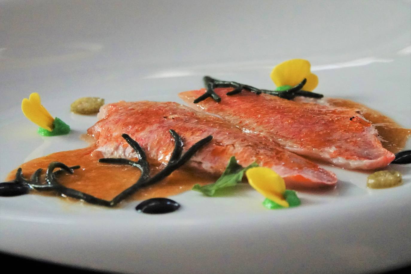 El salmonete es de esos pescados típicos. El de la foto lo trabajó Bruno Lombán.  Esta receta  es la de Mestura.