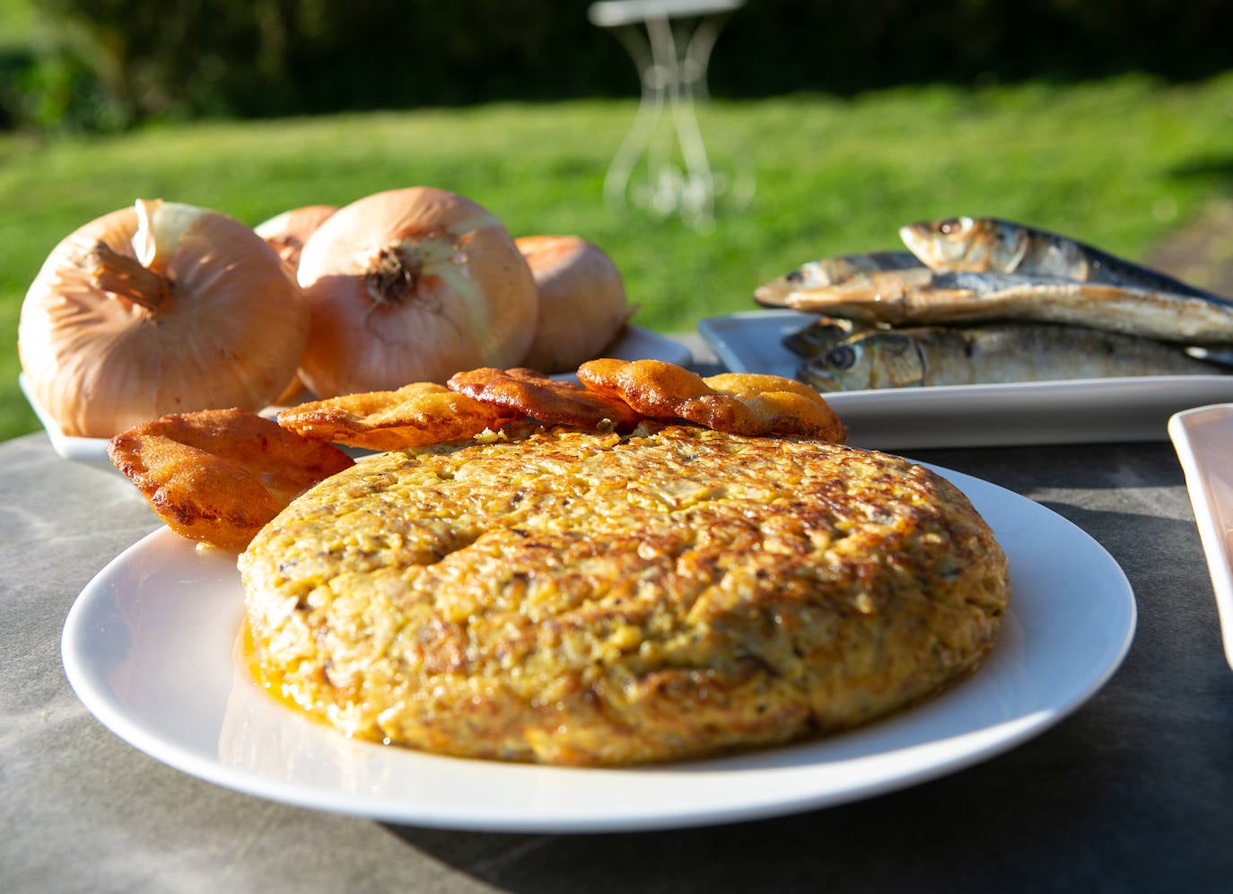 La tortilla de sardina salona es propia del Antroxu.  Así lo preparan  en Casa Telva