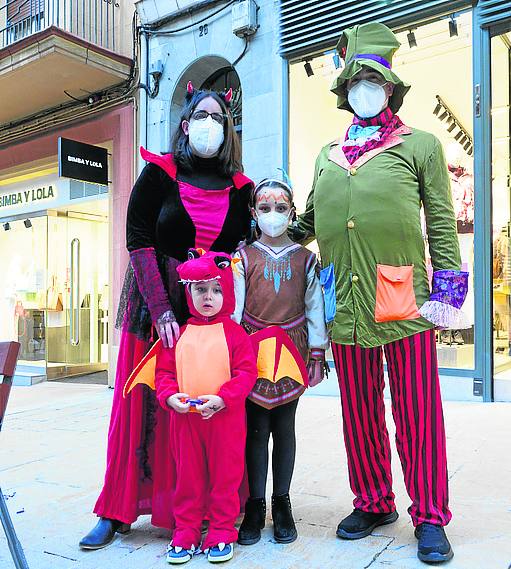 Aunque con menor afluencia que en años anteriores, cientos de personas pueblan las calles y disfrutan de la Gala y del Descenso retransmitidos