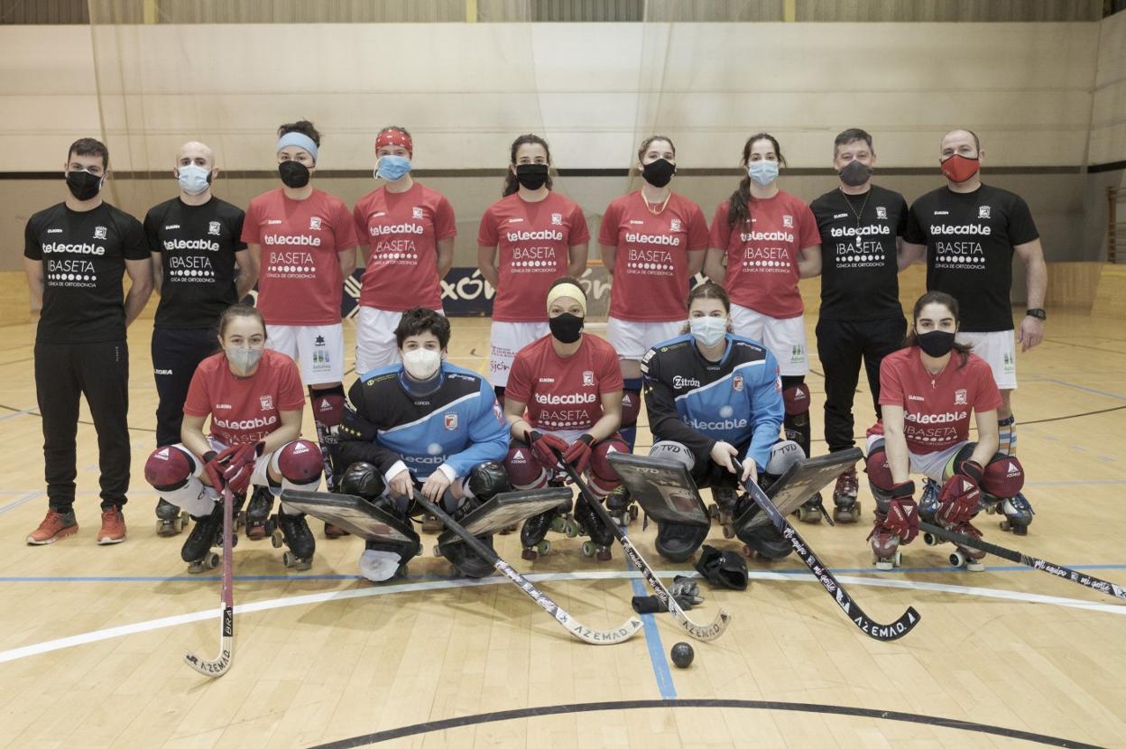 La plantilla del Telecable Hockey, con su entrenador Fernando Sierra, ayer, antes del últmo entrenamiento de la semana, en el polideportivo de Mata-Jove. 