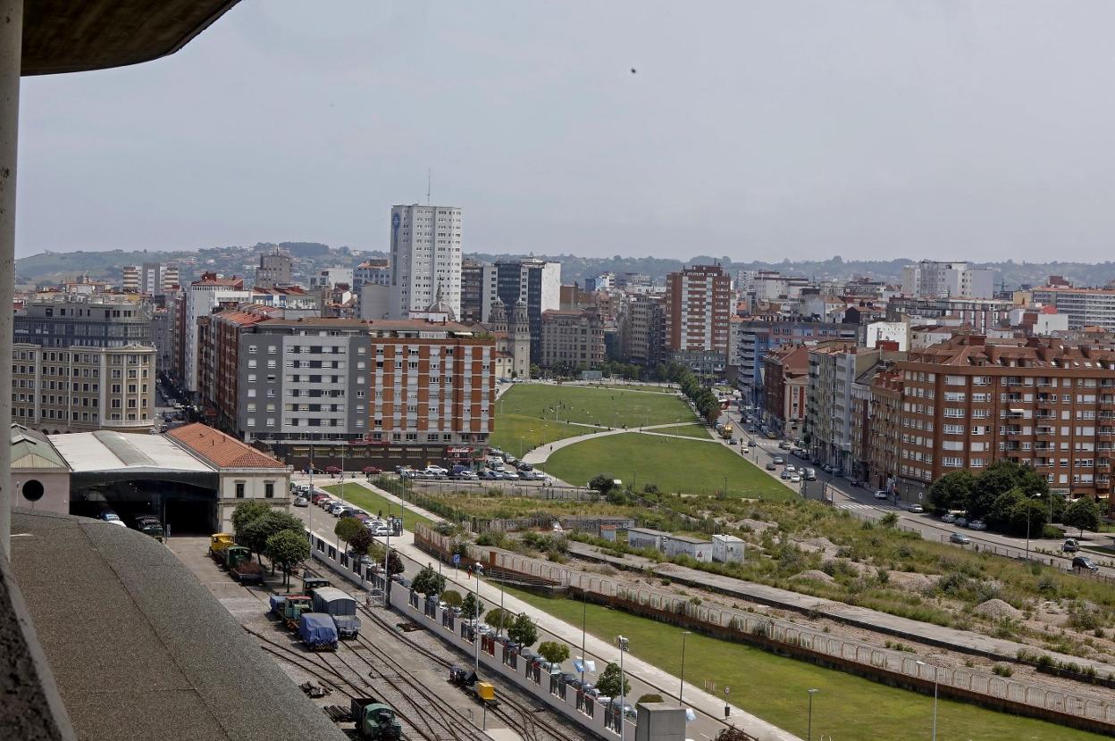 Panorámica del 'solarón', con el Museo del Ferrocarril a la izquierda. 