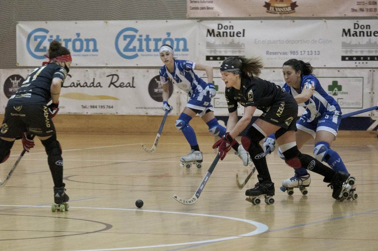 María Sanjurjo conduce la bola ante Motxa. 