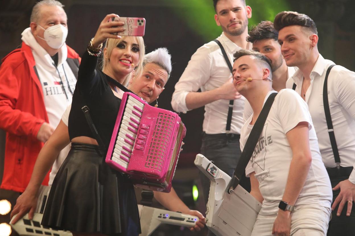 El sexteto musical Beatriz, una de las formaciones participantes en la Gala de Antroxu que ayer se retransmitió a través de la TPA y las redes sociales del Ayuntamiento. 