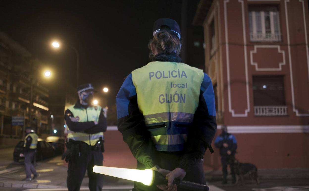 La Policía Local de Gijón denuncia una fiesta en una vivienda y a nueve personas por incumplir el toque de queda