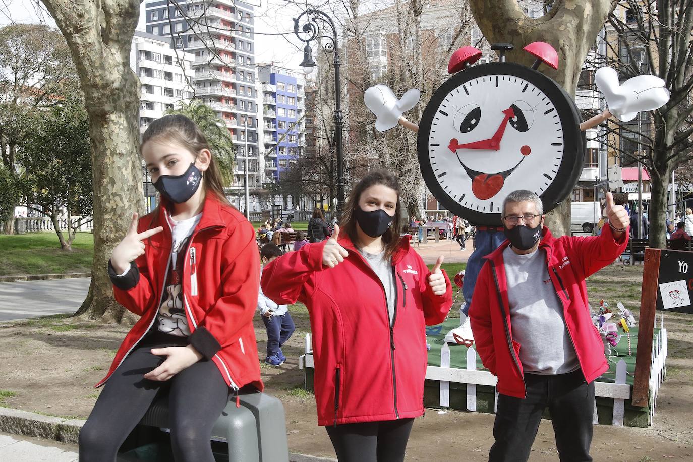 Pese a las restricciones para celebrar el Antroxu, los gijoneses —sobre todo los más pequeños— han salido a la calle ataviados con sus disfraces 