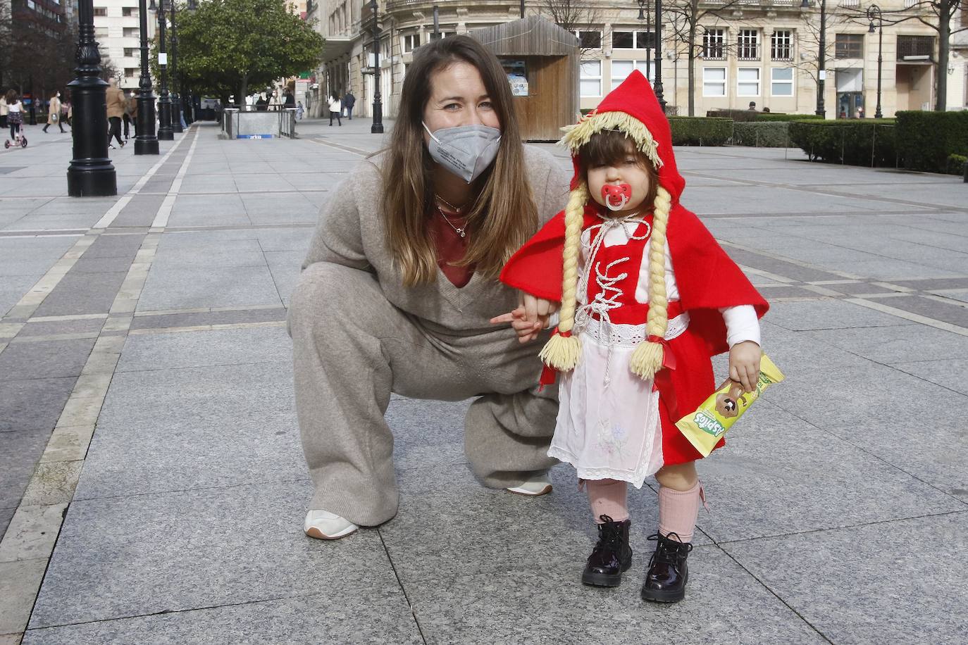 Pese a las restricciones para celebrar el Antroxu, los gijoneses —sobre todo los más pequeños— han salido a la calle ataviados con sus disfraces 