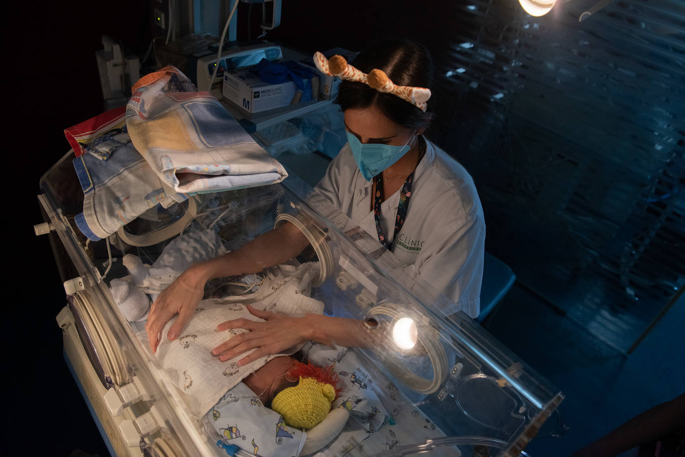 Los 15 recién nacidos del Hospital Clínic de Barcelona han sorprendido a sus padres con sus disfraces de Carnaval. Se trata de una iniciativa del equipo de Enfermería para que puedan celebrar esta festividad, pese a estar en un hospital 