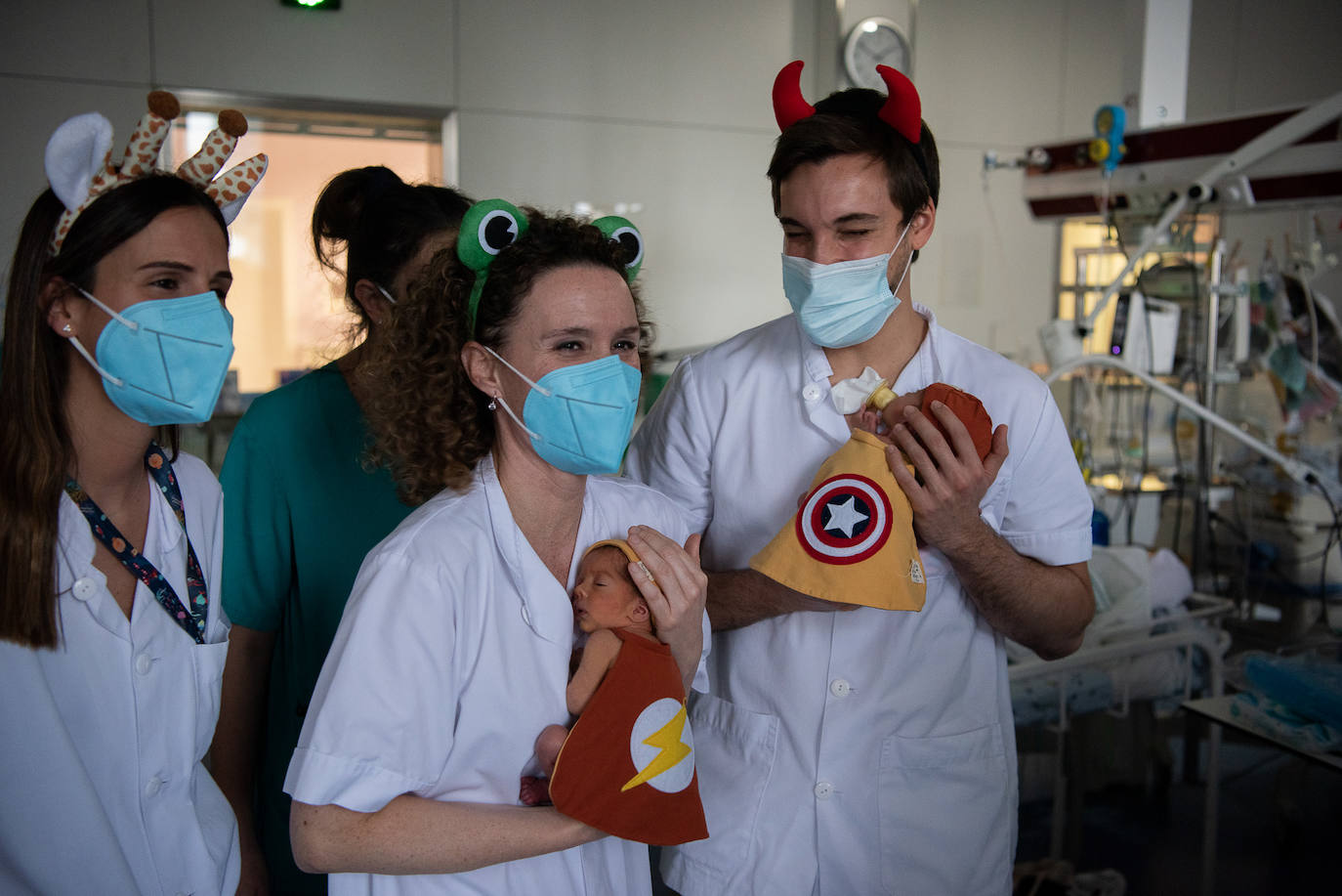 Los 15 recién nacidos del Hospital Clínic de Barcelona han sorprendido a sus padres con sus disfraces de Carnaval. Se trata de una iniciativa del equipo de Enfermería para que puedan celebrar esta festividad, pese a estar en un hospital 