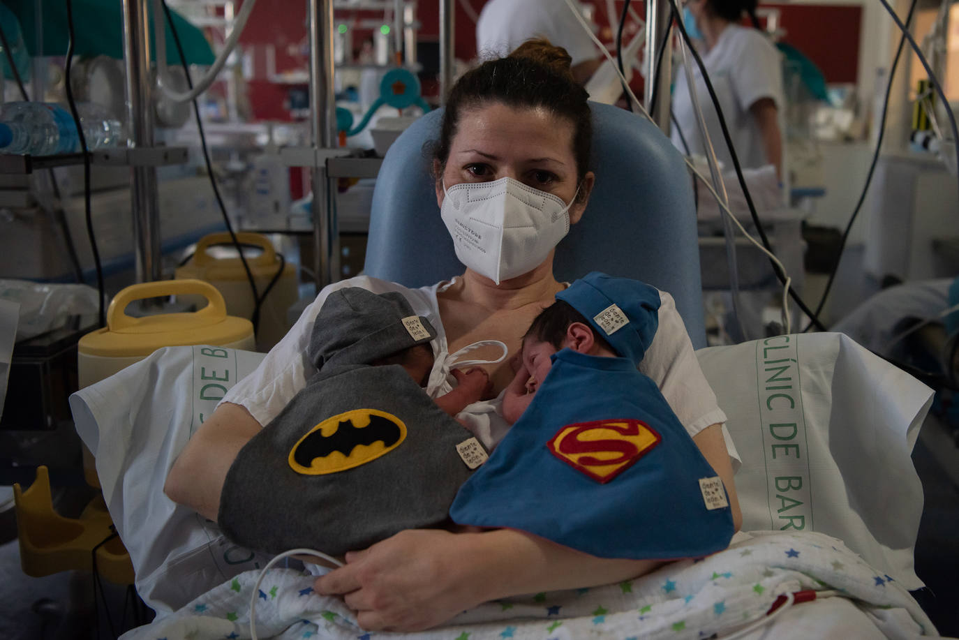 Los 15 recién nacidos del Hospital Clínic de Barcelona han sorprendido a sus padres con sus disfraces de Carnaval. Se trata de una iniciativa del equipo de Enfermería para que puedan celebrar esta festividad, pese a estar en un hospital 