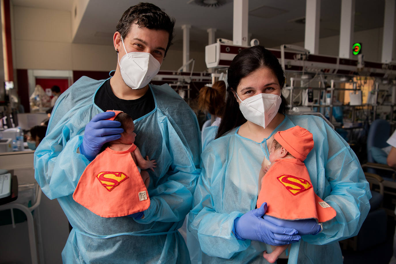 Los 15 recién nacidos del Hospital Clínic de Barcelona han sorprendido a sus padres con sus disfraces de Carnaval. Se trata de una iniciativa del equipo de Enfermería para que puedan celebrar esta festividad, pese a estar en un hospital 