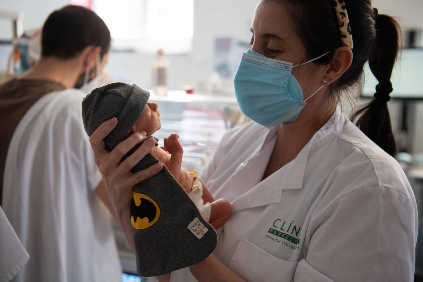 Los 15 recién nacidos del Hospital Clínic de Barcelona han sorprendido a sus padres con sus disfraces de Carnaval. Se trata de una iniciativa del equipo de Enfermería para que puedan celebrar esta festividad, pese a estar en un hospital 