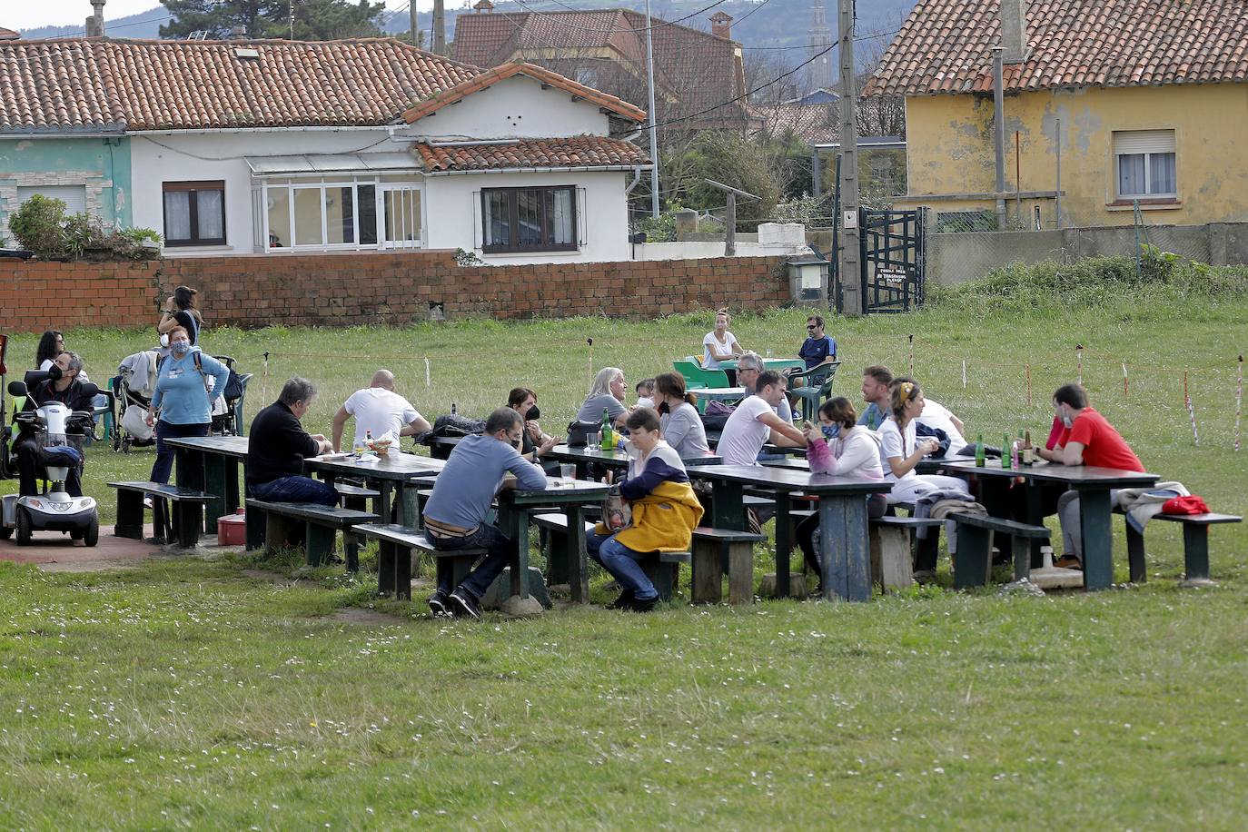 Los asturianos han salido a la calle para disfrutar del buen tiempo que ha hecho este lunes, con temperaturas primaverales en algunas partes de la región, como Gijón, donde los termómetros han llegado a los 25 grados. 