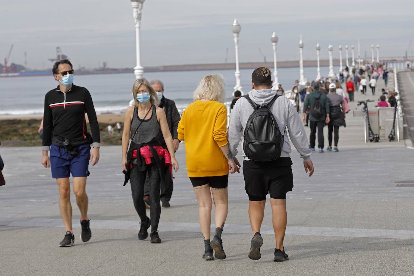 Los asturianos han salido a la calle para disfrutar del buen tiempo que ha hecho este lunes, con temperaturas primaverales en algunas partes de la región, como Gijón, donde los termómetros han llegado a los 25 grados. 