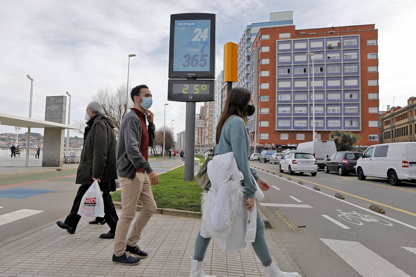 Los asturianos han salido a la calle para disfrutar del buen tiempo que ha hecho este lunes, con temperaturas primaverales en algunas partes de la región, como Gijón, donde los termómetros han llegado a los 25 grados. 