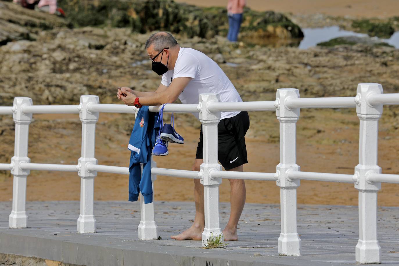 Los asturianos han salido a la calle para disfrutar del buen tiempo que ha hecho este lunes, con temperaturas primaverales en algunas partes de la región, como Gijón, donde los termómetros han llegado a los 25 grados. 