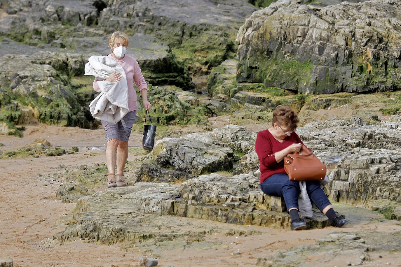 Los asturianos han salido a la calle para disfrutar del buen tiempo que ha hecho este lunes, con temperaturas primaverales en algunas partes de la región, como Gijón, donde los termómetros han llegado a los 25 grados. 