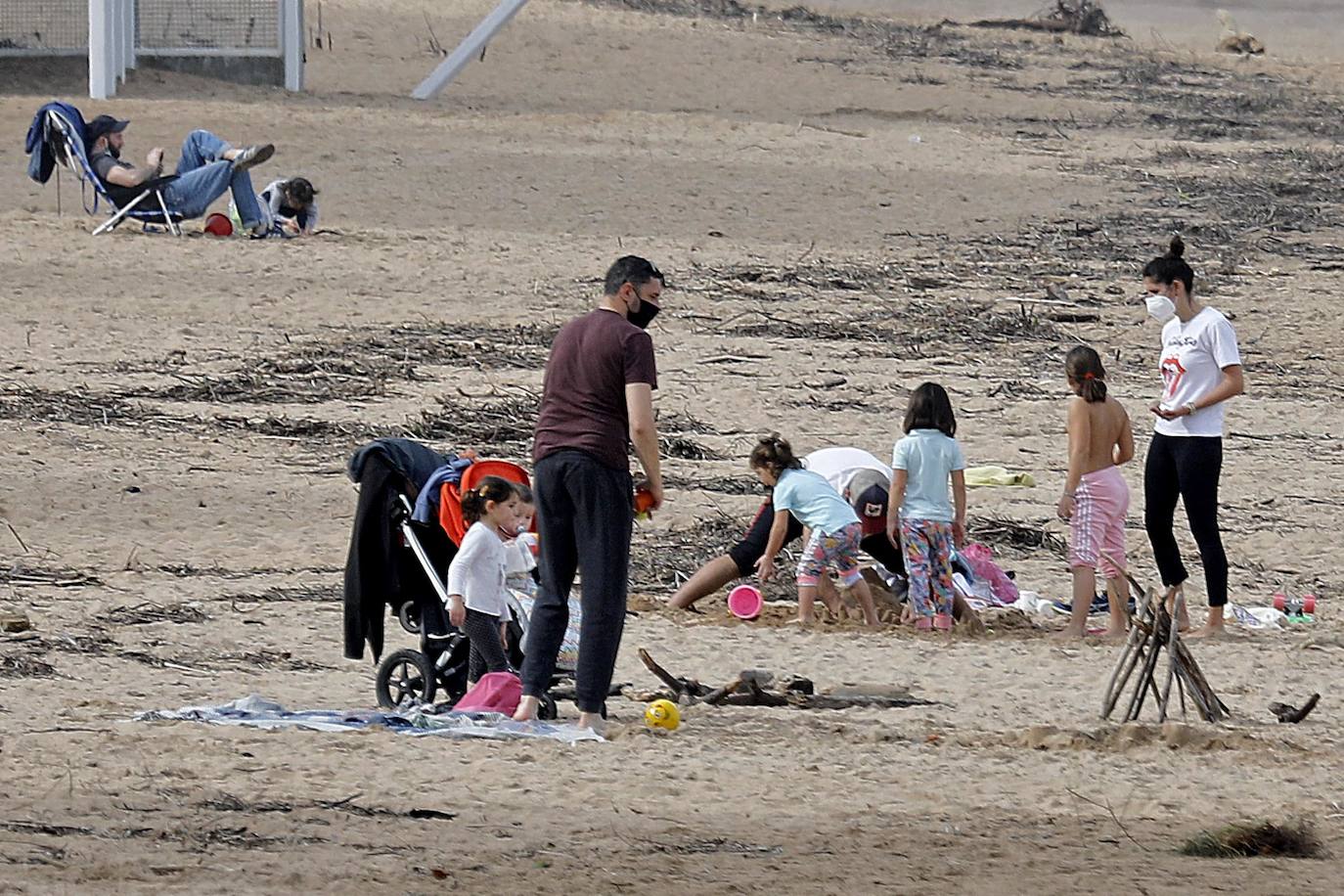 Los asturianos han salido a la calle para disfrutar del buen tiempo que ha hecho este lunes, con temperaturas primaverales en algunas partes de la región, como Gijón, donde los termómetros han llegado a los 25 grados. 