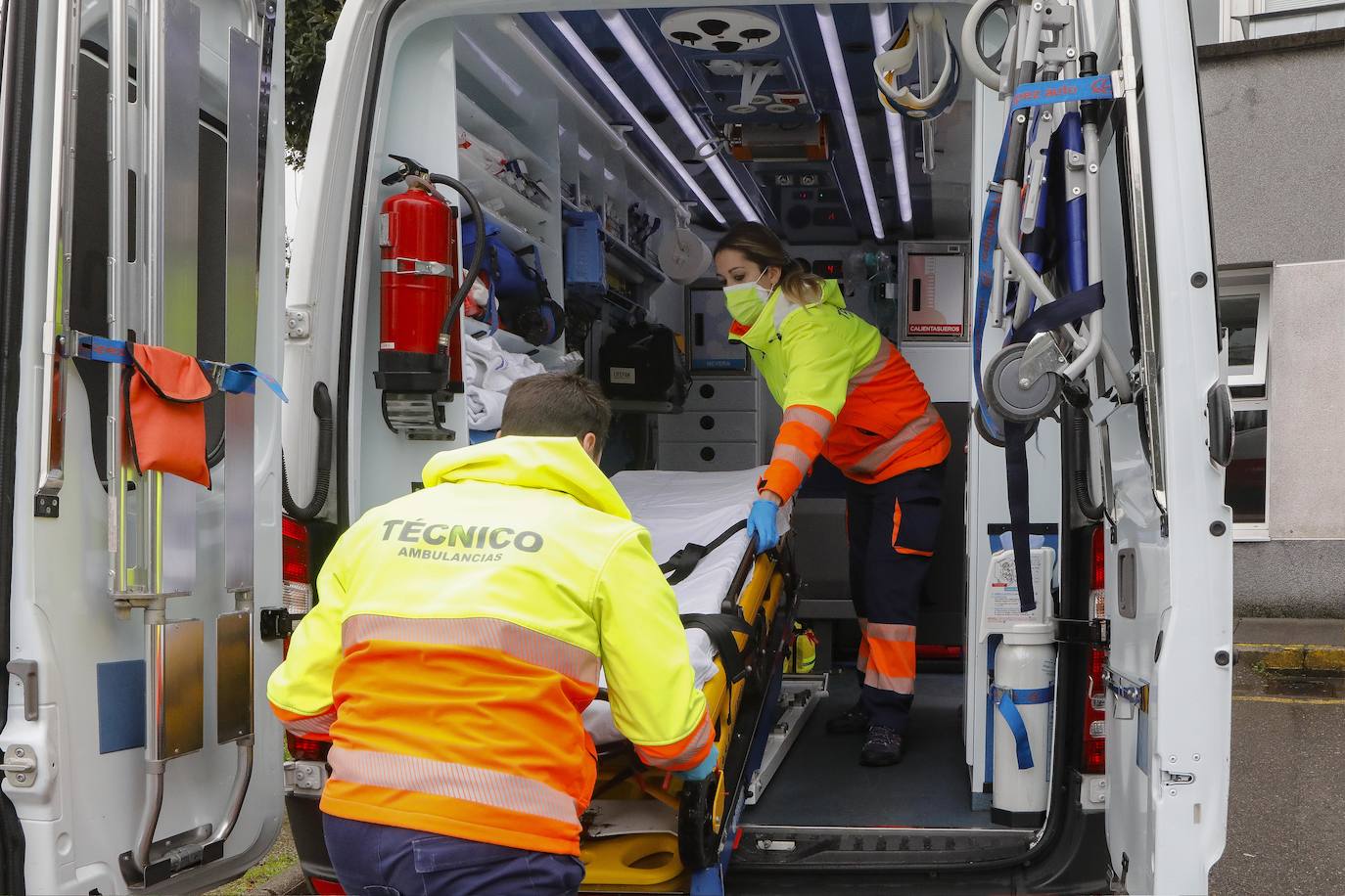 Pablo Corzo llevó a los primeros casos de coronavirus en Asturias hasta el hospital. Roberto Menéndez Joglar lleva trasladando casos desde la segunda ola. Ambos son técnicos de emergencias sanitarias de Transinsa, que cumple un año de intenso trabajo con innumerables sentimientos.