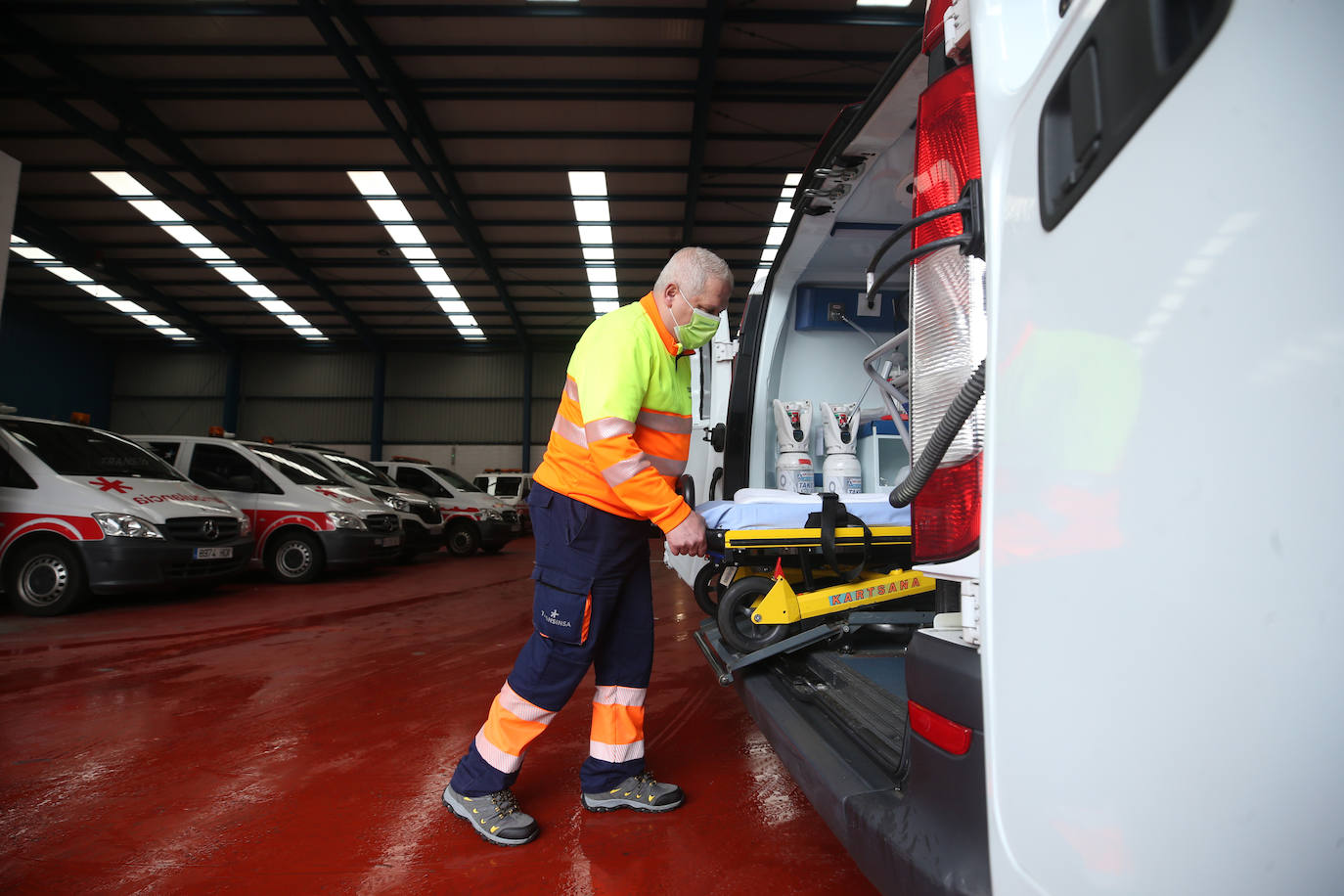 Pablo Corzo llevó a los primeros casos de coronavirus en Asturias hasta el hospital. Roberto Menéndez Joglar lleva trasladando casos desde la segunda ola. Ambos son técnicos de emergencias sanitarias de Transinsa, que cumple un año de intenso trabajo con innumerables sentimientos.