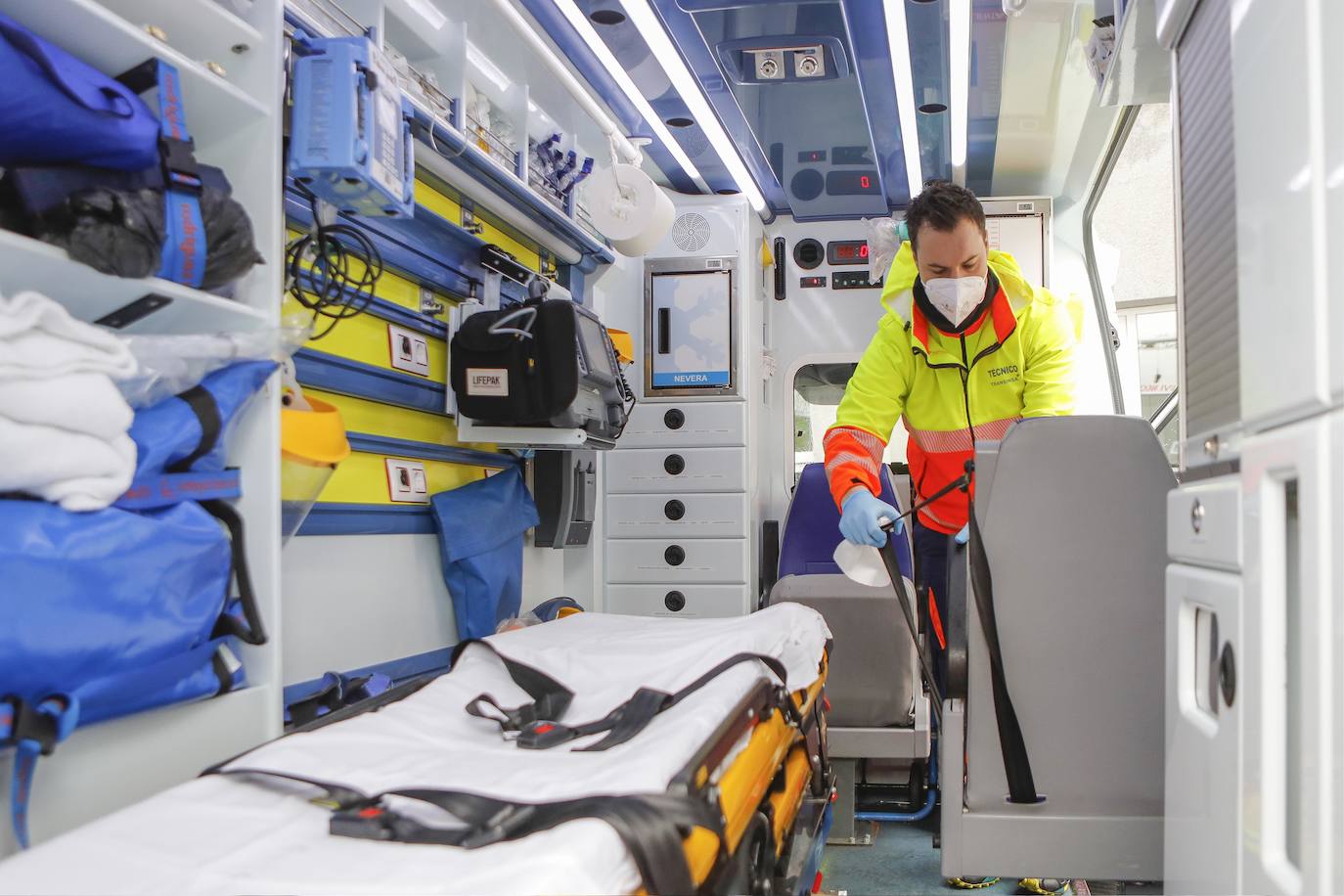 Pablo Corzo llevó a los primeros casos de coronavirus en Asturias hasta el hospital. Roberto Menéndez Joglar lleva trasladando casos desde la segunda ola. Ambos son técnicos de emergencias sanitarias de Transinsa, que cumple un año de intenso trabajo con innumerables sentimientos.