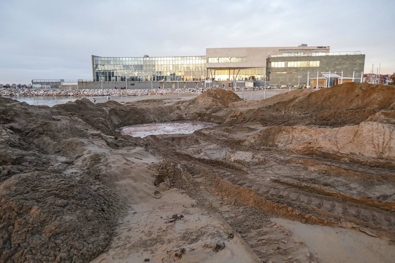 Fotos: La playa de Poniente se hunde por una avería en una antigua tubería de la EMA