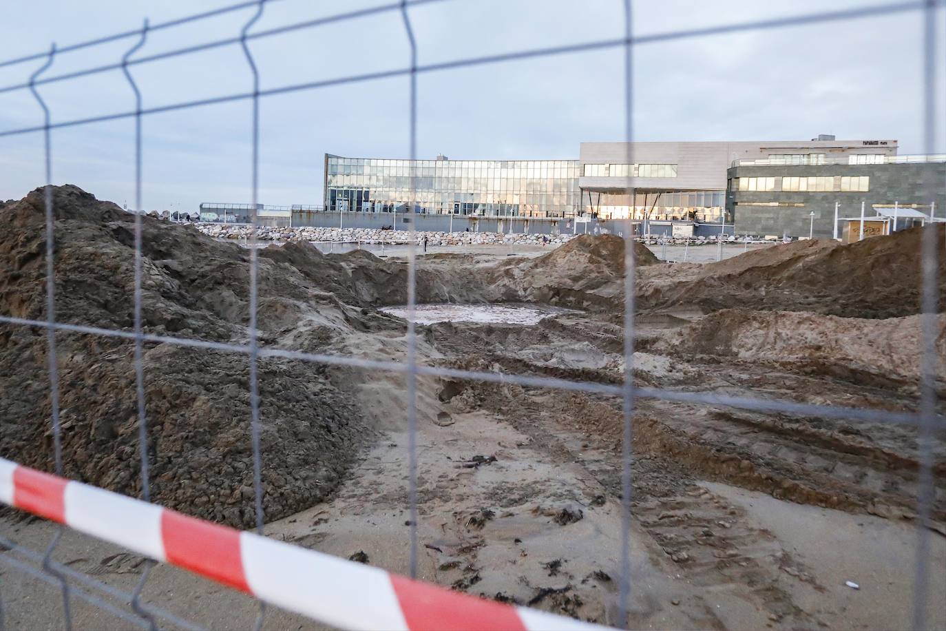 Fotos: La playa de Poniente se hunde por una avería en una antigua tubería de la EMA