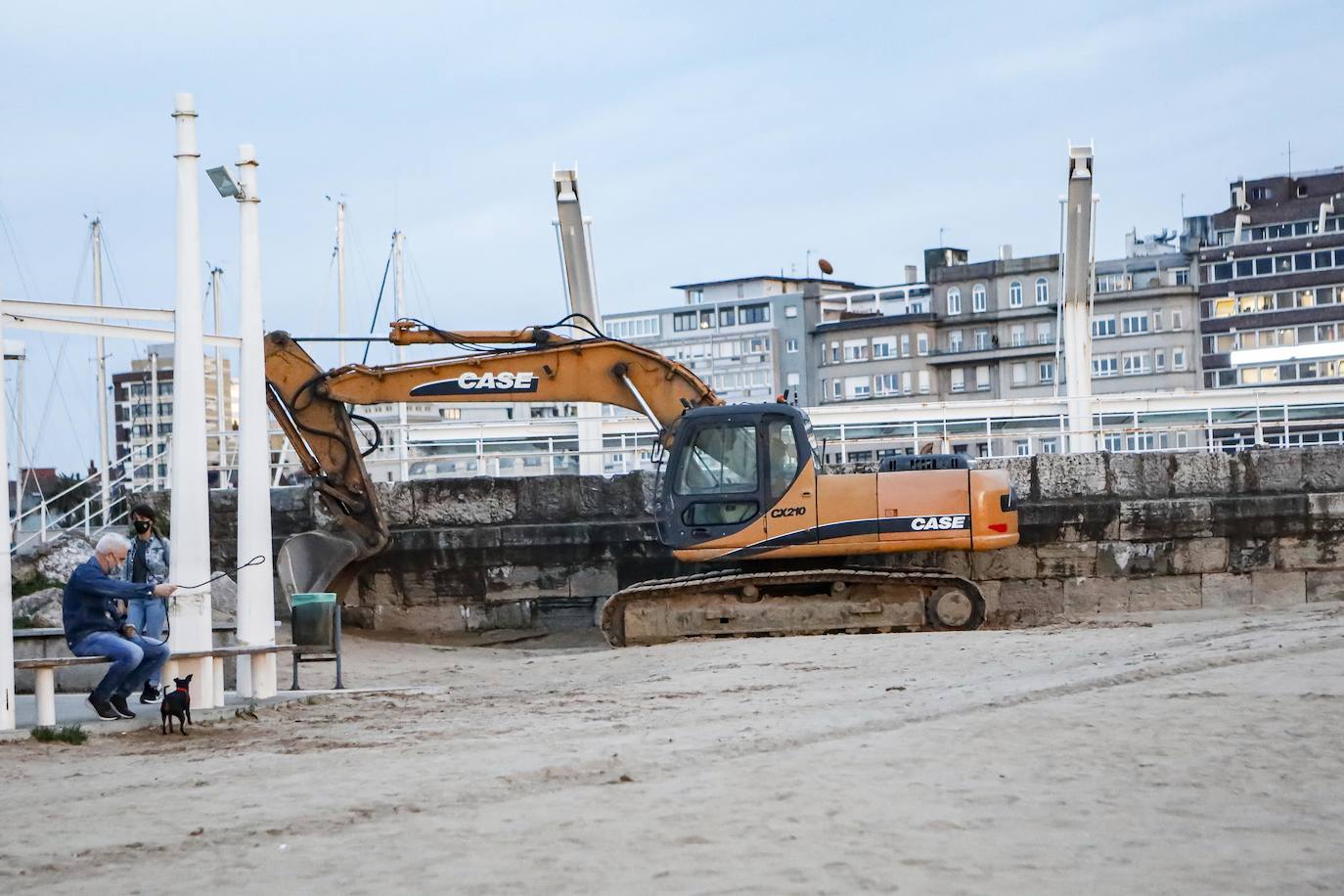 Fotos: La playa de Poniente se hunde por una avería en una antigua tubería de la EMA