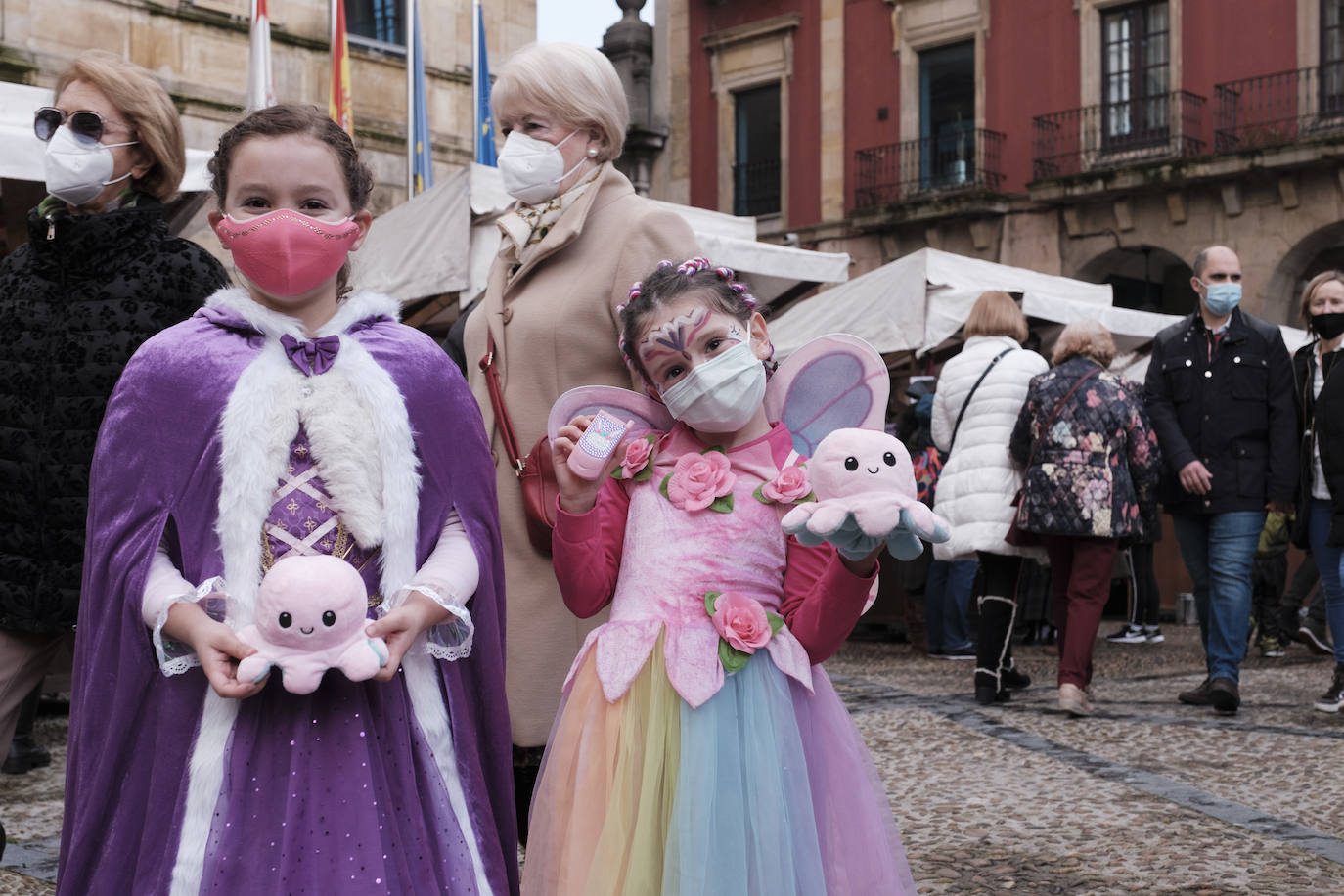 La pandemia, que ha obligado a cancelar los actos y celebraciones carnavalescos de los que cada año disfrutaba la región, no ha conseguido desanimar a los asturianos, que han salido a la calle con sus mejores disfraces.