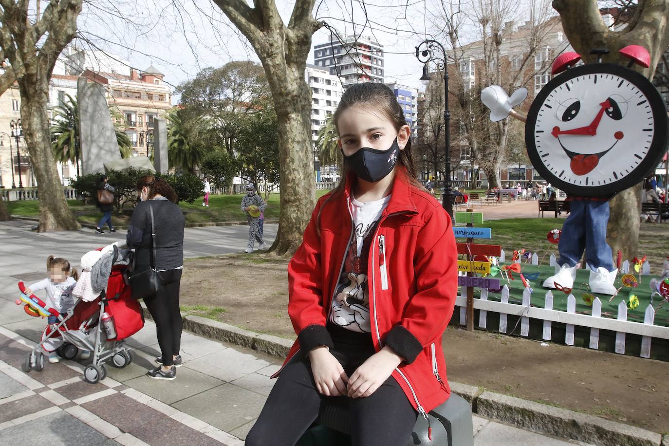 La pandemia, que ha obligado a cancelar los actos y celebraciones carnavalescos de los que cada año disfrutaba la región, no ha conseguido desanimar a los asturianos, que han salido a la calle con sus mejores disfraces.