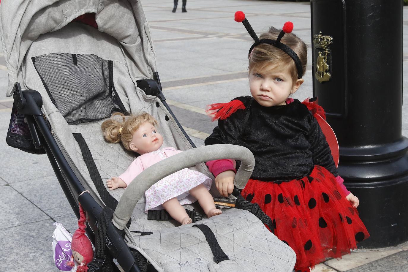 La pandemia, que ha obligado a cancelar los actos y celebraciones carnavalescos de los que cada año disfrutaba la región, no ha conseguido desanimar a los asturianos, que han salido a la calle con sus mejores disfraces.