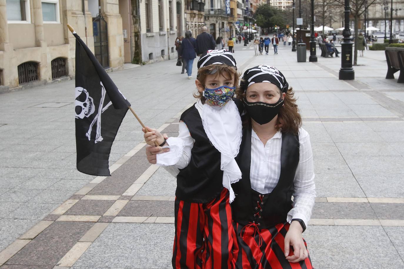 La pandemia, que ha obligado a cancelar los actos y celebraciones carnavalescos de los que cada año disfrutaba la región, no ha conseguido desanimar a los asturianos, que han salido a la calle con sus mejores disfraces.