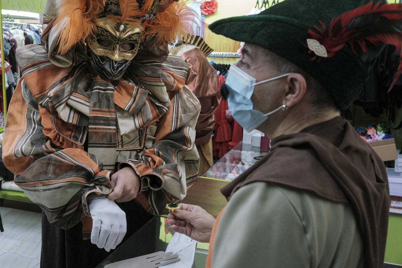 La pandemia, que ha obligado a cancelar los actos y celebraciones carnavalescos de los que cada año disfrutaba la región, no ha conseguido desanimar a los asturianos, que han salido a la calle con sus mejores disfraces.