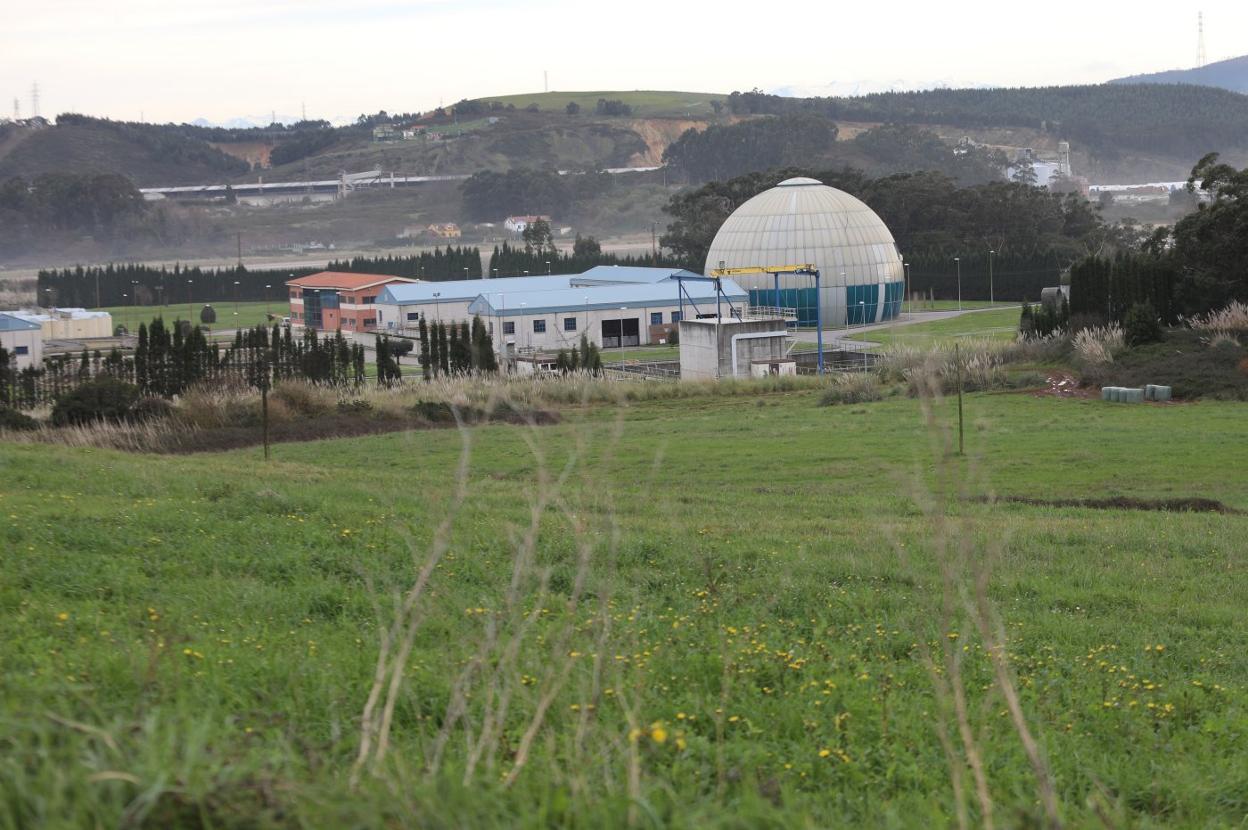 El colector industrial discurre desde Tabaza hasta Maqua en donde enlaza con el emisario que saca las aguas mar adentro en Xagó. 