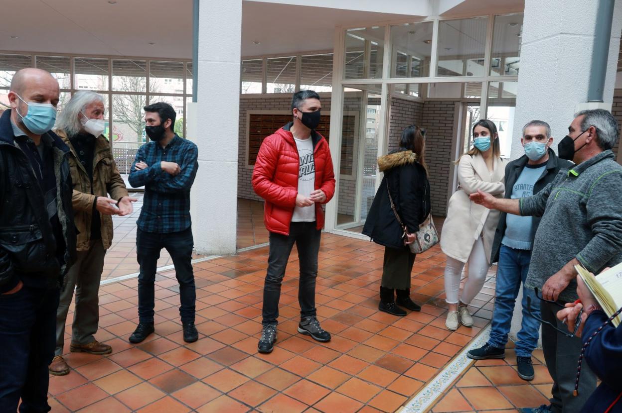 Rafael Palacio, portavoz de Podemos, conversa con los vecinos de Eduardo Varela. 