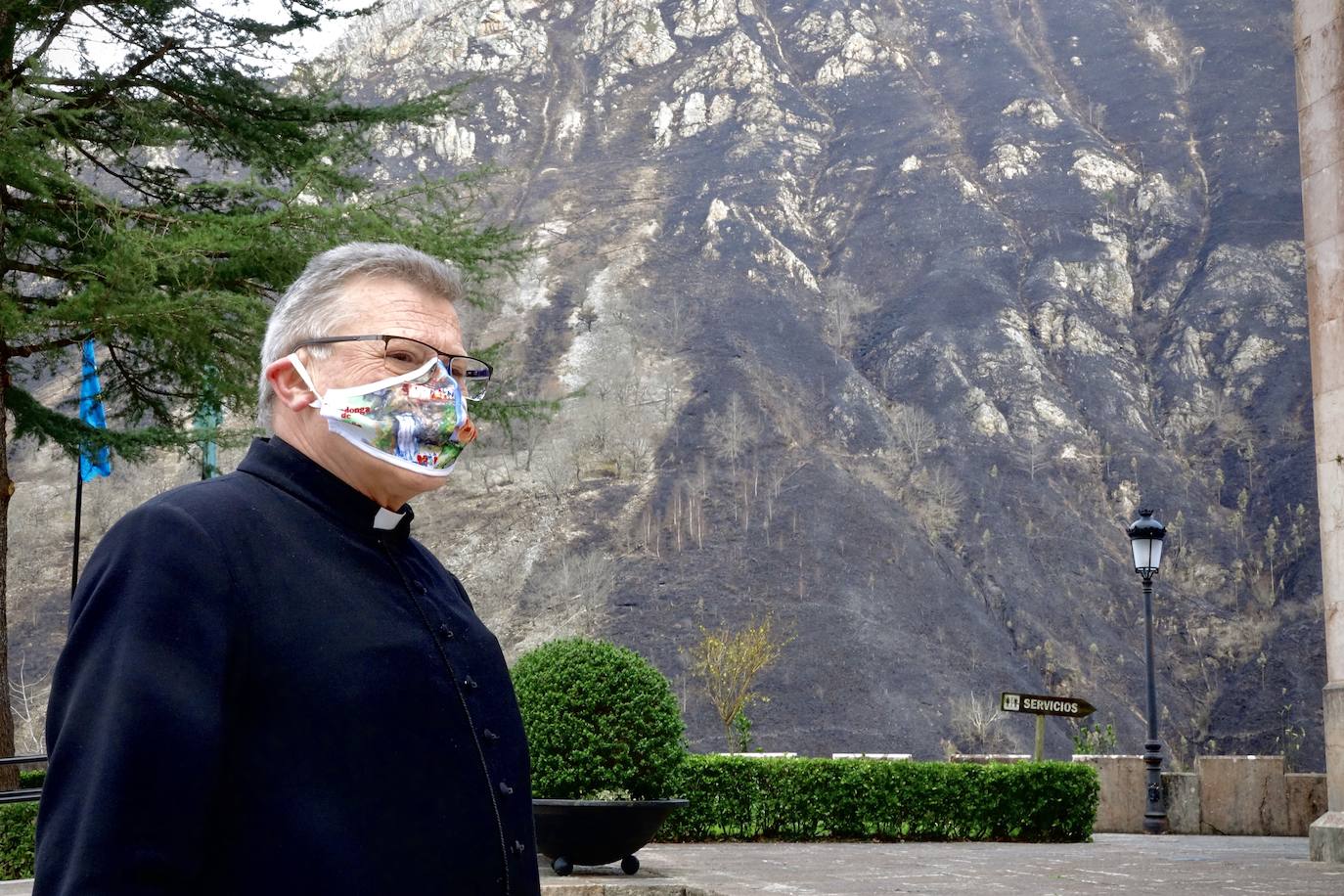 El fuego originado en el monte Priena afectó a 120 hectáreas y obligó a los bomberos a trabajar en su extinción toda la noche.  Pinche aquí para leer la crónica de todo lo occurido .