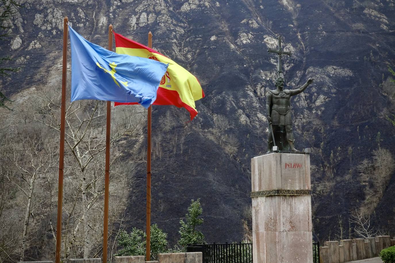 El fuego originado en el monte Priena afectó a 120 hectáreas y obligó a los bomberos a trabajar en su extinción toda la noche.  Pinche aquí para leer la crónica de todo lo occurido .