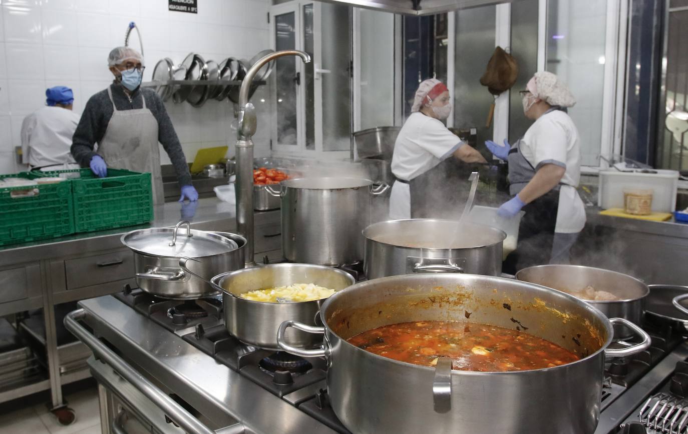 La Cocina Económica de Gijón ha repartido 300 menús de Antroxu entre usuarios habituales de la institución porque «la mayor celebración para estas personas que viven en situaciones tan complicadas es la comida», destaca la dirección.