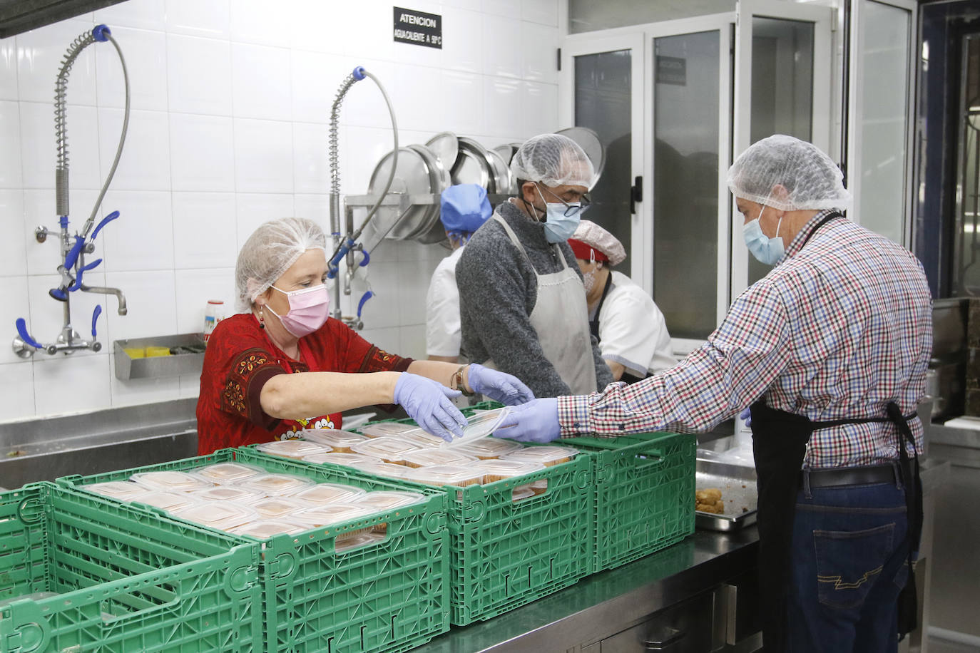 La Cocina Económica de Gijón ha repartido 300 menús de Antroxu entre usuarios habituales de la institución porque «la mayor celebración para estas personas que viven en situaciones tan complicadas es la comida», destaca la dirección.