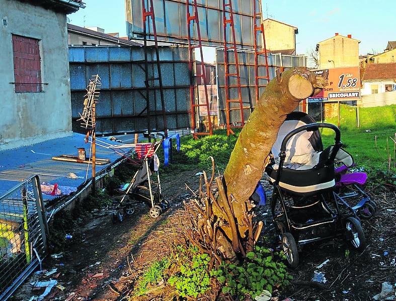 Un carrito de un bebé junto a la casa.