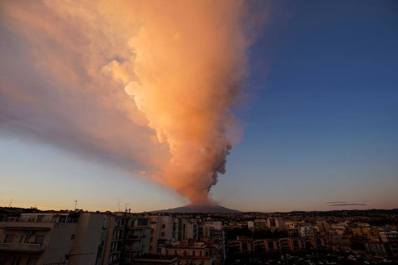 El volcán Etna, en Catania (Sicilia) entra inesperadamente en erupción dejando un reguero de cenizas y fragmentos de lava en las ciudades más cercanas 