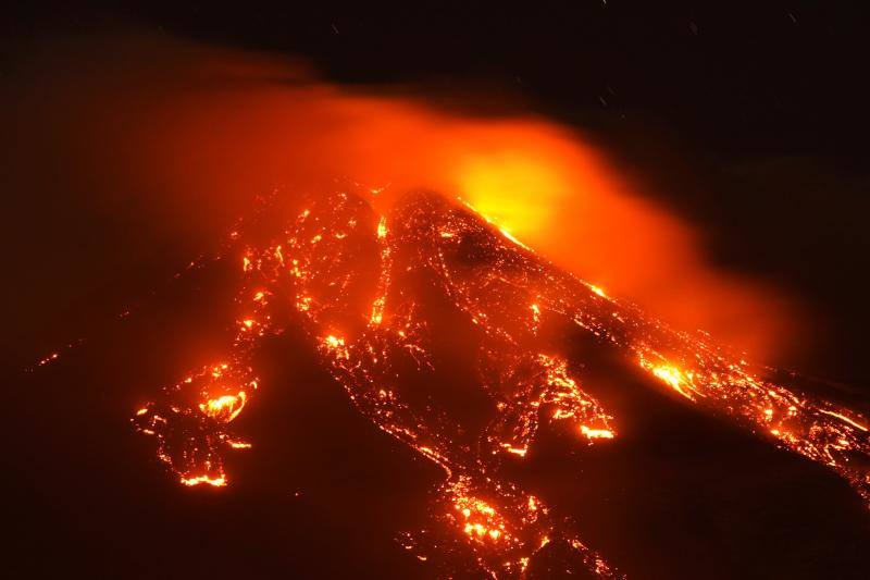 El volcán Etna, en Catania (Sicilia) entra inesperadamente en erupción dejando un reguero de cenizas y fragmentos de lava en las ciudades más cercanas 